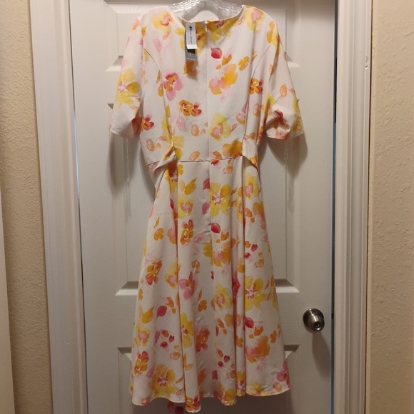 NWT Lane Bryant Floral Yellow Pink Midi Dress V-Neck Pockets Lena Summer Size 22 - Picture 3 of 5